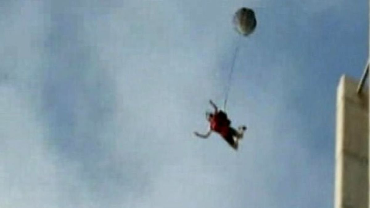 Salta Attraverso Anelli In Fiamme Su Un Veicolo